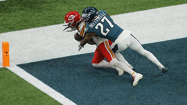 DeAndre Hopkins (v blm) z Kansas City Chiefs skruje proti Philadelphia Eagles.