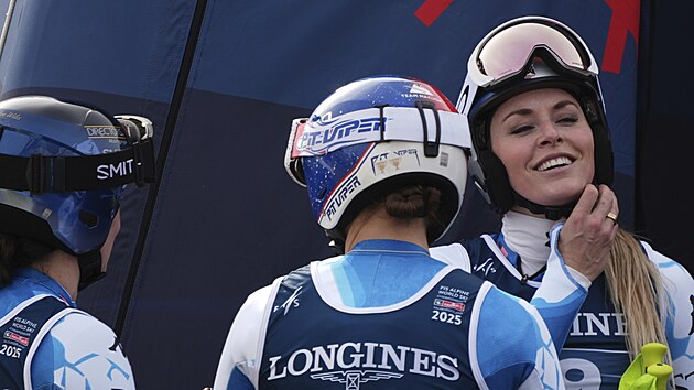 Radost v americk�m ly�a�sk�m t�mu, zleva Jacqueline Wilesov�, Lauren Macugaov� a Lindsey Vonnov�.