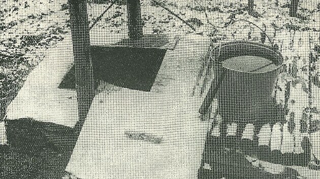 Jedin� existuj�c� fotografie studny po��zen� b�hem vy�et�ov�n� �inu.