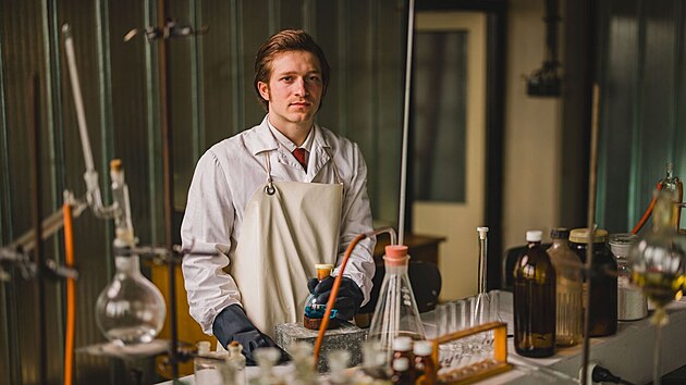 Herec Filip �ervenka jako mlad� Stanislav Jel�nek v seri�lu Studna vys�lan�m na VOYO.