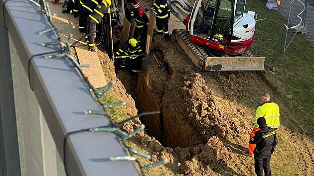 V Ostrav� zavalila d�ln�ka su� z v�kopu kanalizace. (10. �nora 2025)