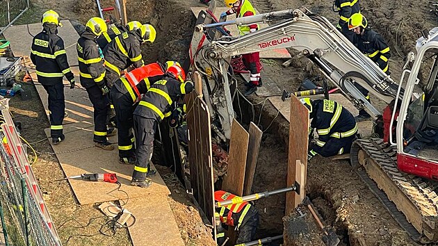 V Ostrav� zavalila d�ln�ka su� z v�kopu kanalizace. (10. �nora 2025)