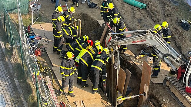 V Ostrav� zavalila d�ln�ka su� z v�kopu kanalizace. (10. �nora 2025)