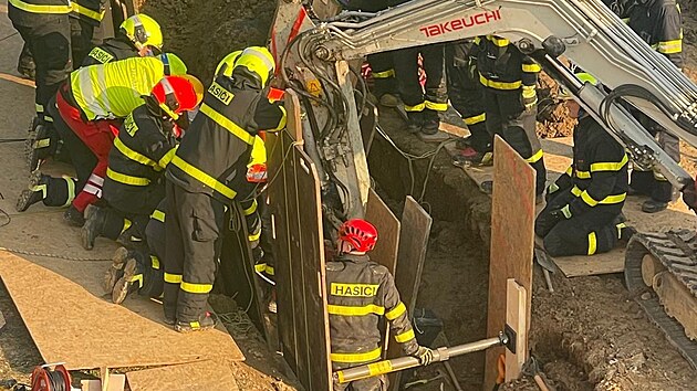 V Ostrav� zavalila d�ln�ka su� z v�kopu kanalizace. (10. �nora 2025)