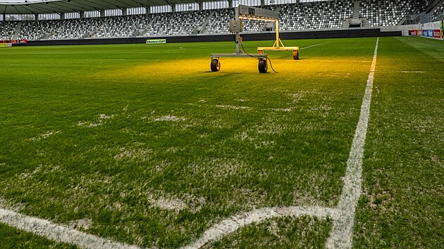 Uml osvtlen nad trvnkem na stadionu v Hradci Krlov