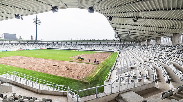 Na malovickm stadionu zaala pokldka novho trvnku dovezenho z Nizozemska. (1. bezna 2024)