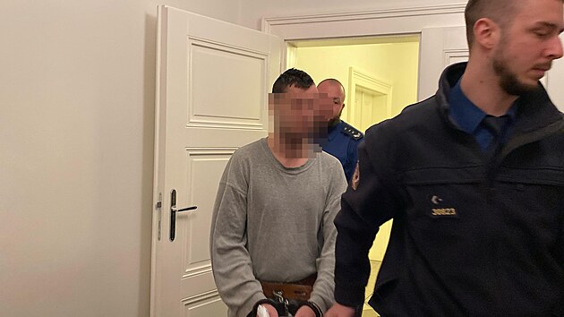Mue bez domova, ktermu podle obaloby policista vyhrooval se zbran v ruce, pivedla k soudu vzesk eskorta. (12. nora 2025)