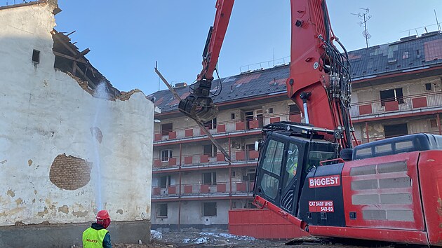 Bagry zaaly likvidovat objekty u seazovacho ndra v Plzni. Firma pot, e do t msc bude hotovo, k zemi pjde i pavlaov dm. (17. nora 2025)