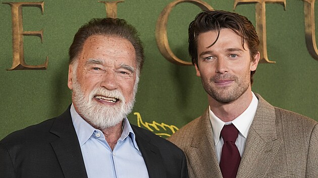 Arnold Schwarzenegger a jeho syn Patrick na premi��e t�et� �ady seri�lu B�l� lotos v Los Angeles (10. �nora 2025)
