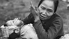 Vietnamská �ena se zran�ným dít�tem prosí o pomoc na základn� americké námo�ní...