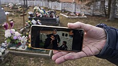 Na míst� �inu. David Neff v roce 1998 na h�bitov� v Jarovnicích vyfotil �ádovou...