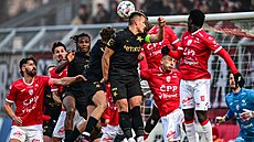 Standardní situace v utkání Pardubice - Slavia, hlavi�kuje kapitán host� Tomá�...