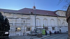 St�echa na Spole�enském dom� Bonaparte ve Slavkov� u Brna je kompletn� opravená.