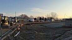 V okolí rekonstruovaného koupali�t� v Rosicích budují desítky parkovacích míst.