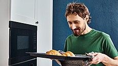 Mladí mui peou s vání.