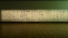Na výstav� Poetics of Encryption je k vid�ní 24 metr� dlouhý diagram o vývoji...
