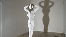 Expozici otevírá to�ící se sádrová figura Lenky Klodové odkazující k otázkám...
