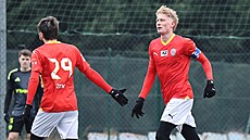 Útoník Tadeá Vachouek (vpravo) se raduje z gólu bhem pípravného zápasu...