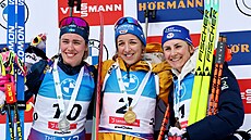 Medailistky ze stíhacího závodu na biatlonovém MS v Lenzerhiede: Zleva st�íbrná...