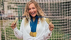 �eská házenká�ka Jana Knedlíková s medailemi z Ligy mistry�.