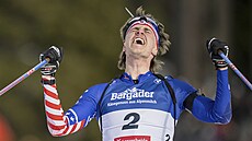 Americký biatlonista Campbell Wright se raduje ze zisku stíbrné medaile na...