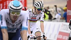 Slovinský cyklista Tadej Pogaar bhem první etapy závodu Kolem SAE.