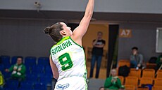 Karolína �otolová z KP TANY Brno zakon�uje v utkání s LOH 2028 Chomutov.