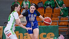Marie Sta�ková z LOH 2028 Chomutov (vpravo) b�hem utkání s KP TANY Brno.