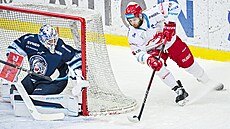 Liberecký gólman Petr Kvá�a se rychle p�esouvá k ty�i poté, co jeho branku...