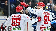 Tinetí hokejisté Marián Adámek a Andrej Nestrail slaví gól proti Liberci.