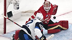 Kanadský branká� Jordan Binnington vyrá�í pokus Artturiho Lehkonena z Finska na...