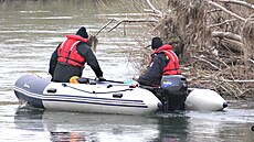 Policejní pátrání v �ece Morav� v Olomouci po poh�e�ovaném mladíkovi.