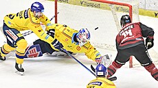 Filip Chlapík ze Sparty dává gól v duelu s �eskými Bud�jovicemi.