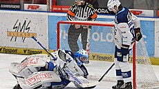 Brn�nský branká� Michal Postava loví puk z brány v utkání s Olomoucí.