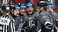 Hrá�i Karlových Var� slaví gól v derby s Litvínovem.