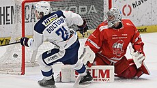 Brn�nský Adam Boltvan p�ekonává olomouckého branká�e Mat�je Machovského.