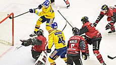 Adam Kubík z �eských Bud�jovic (naho�e) st�ílí za záda branká�e Jakuba Ková�e...