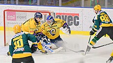 Daniel Huf ze Zlína zasahuje v utkání se Vsetínem.