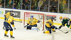 Zlínský branká Daniel Huf sleduje puk v utkání se Vsetínem.