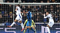 Mario Pa�ali� z Atalanty Bergamo skóruje v utkání s Bruggami.