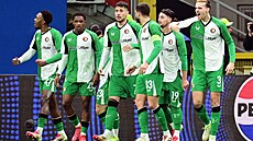 Hrá�i Feyenoordu slaví gól v duelu s AC Milán.