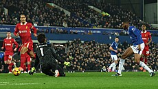 Beto z Evertonu skóruje proti Liverpoolu.