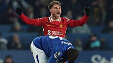 Alexis Mac Allister z Liverpoolu slaví gól proti Evertonu.