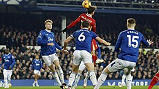 Alexis Mac Allister z Liverpoolu se prosazuje hlavou proti Evertonu.