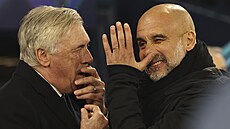 Trenér Carlo Ancelotti z Realu Madrid (vlevo) a jeho protjek Pep Guardiola z...