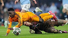 Vinícius Júnior z Realu Madrid padá po kontaktu s branká�em Edersonem z...