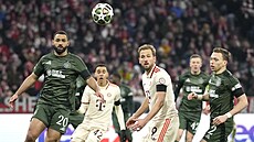 Cameron Carter-Vickers ze Celtiku (vlevo) a Harry Kane z Bayernu Mnichov...