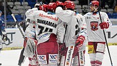 Hrái Hradce Králové slaví gól proti Kladnu.