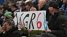 Kladen�tí fanou�ci s transparenty Jaromíra Jágra p�i utkání s Hradcem Králové.