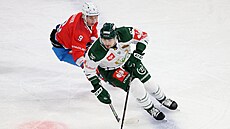 David Tomáek z Färjestadu vede puk ve finále Ligy mistr proti Curychu.